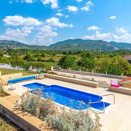 Cozy Home In Neoric With Outdoor Swimming Pool Buitenkant foto