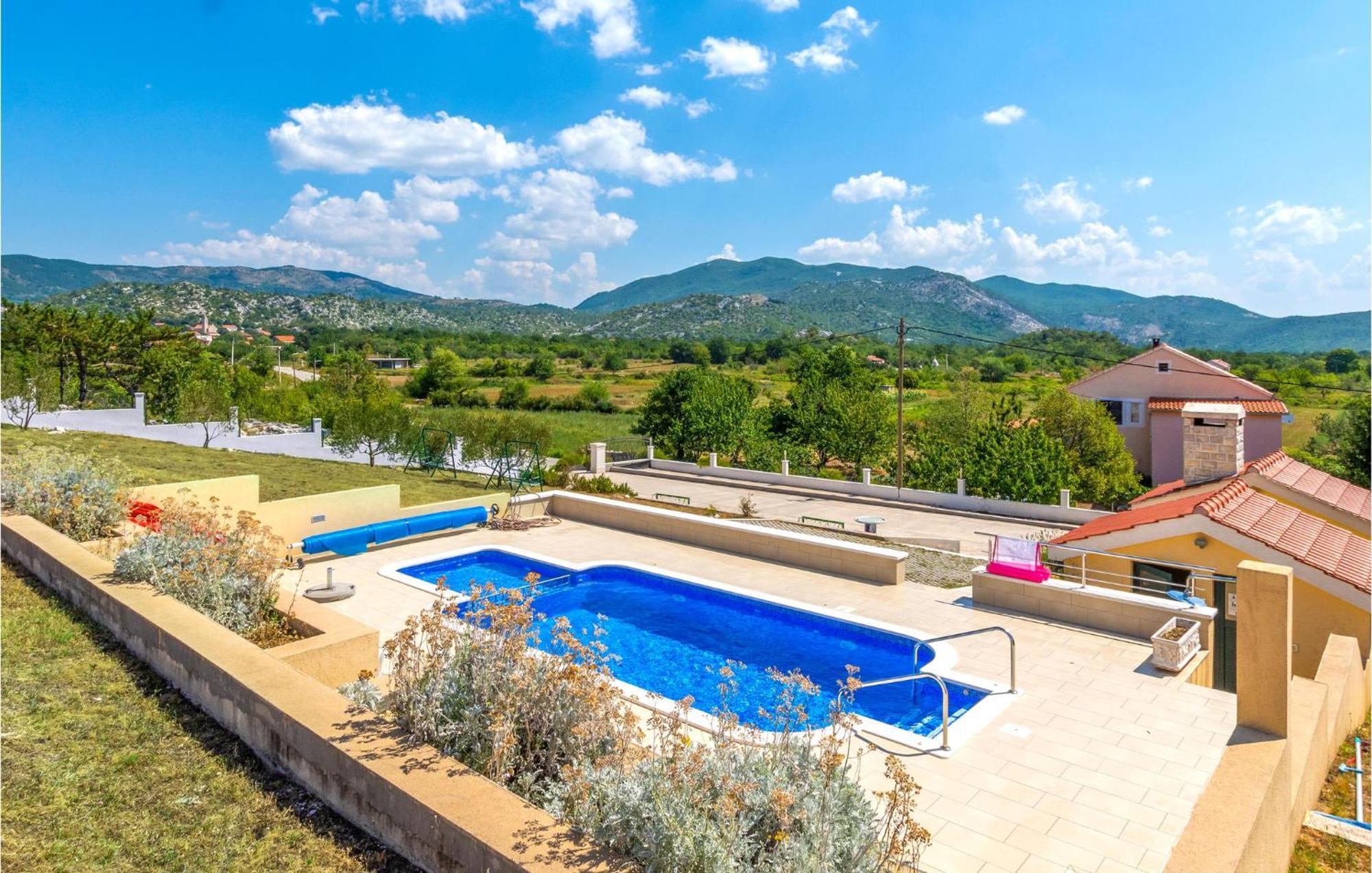 Cozy Home In Neoric With Outdoor Swimming Pool Buitenkant foto